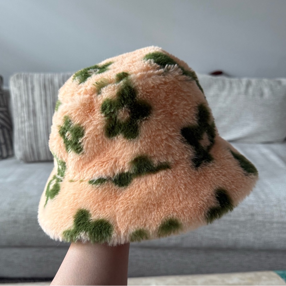 Peachy flower bucket hat urban outfitter